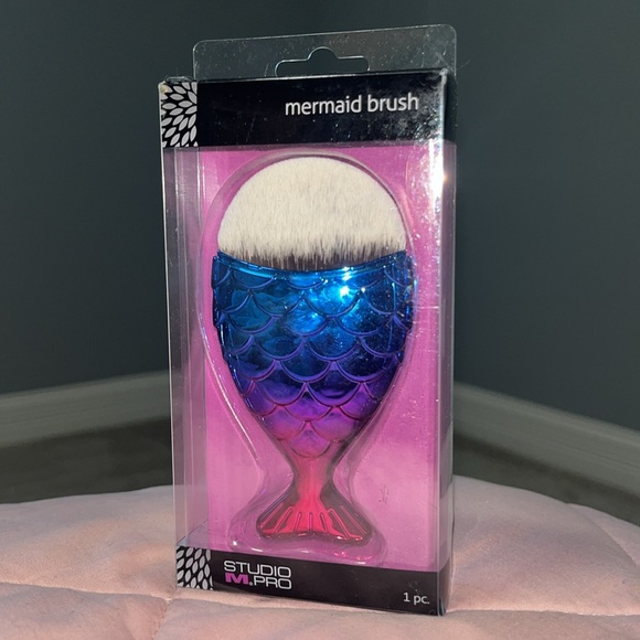 Studio M Pro Fish Tail Foundation Brush - Picture 1 of 5